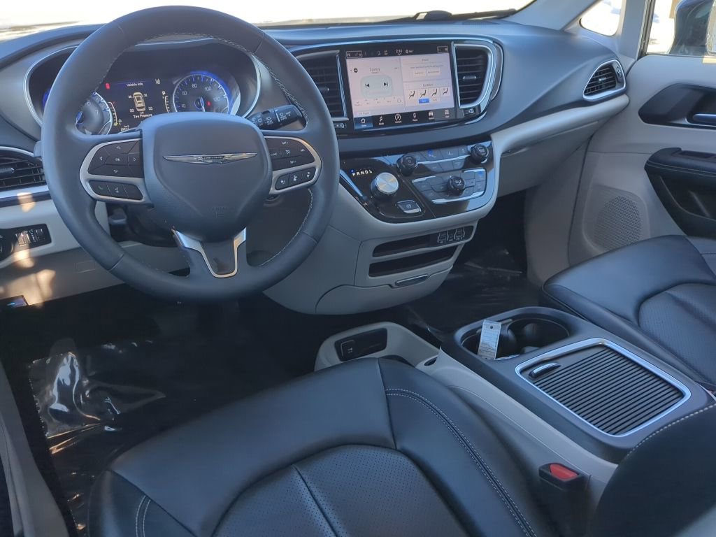 Used 2024 Chrysler Pacifica Touring-L image 16