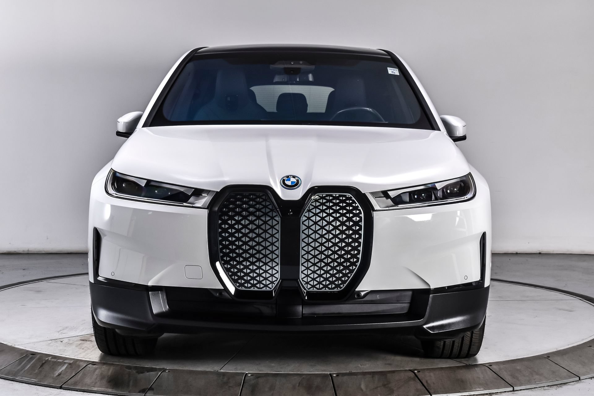 Used 2024 BMW iX xDrive50 w/ Premium Package AWD/4WD image 9