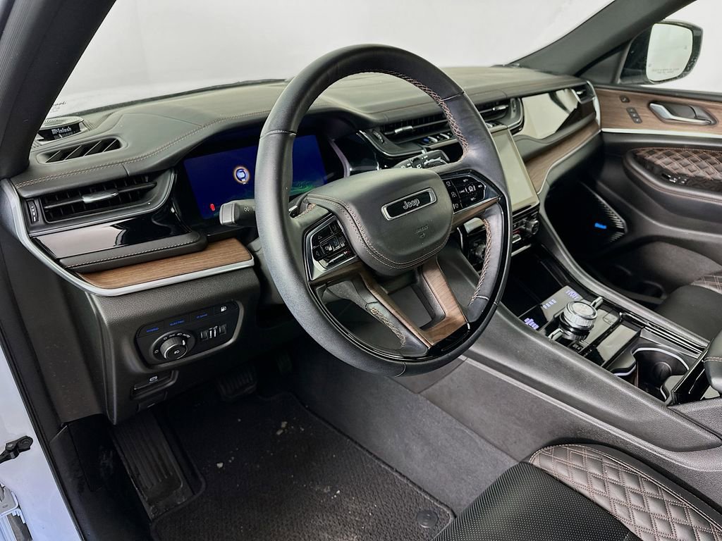 Used 2022 Jeep Grand Cherokee Summit w/ Luxury Tech Group V image 13