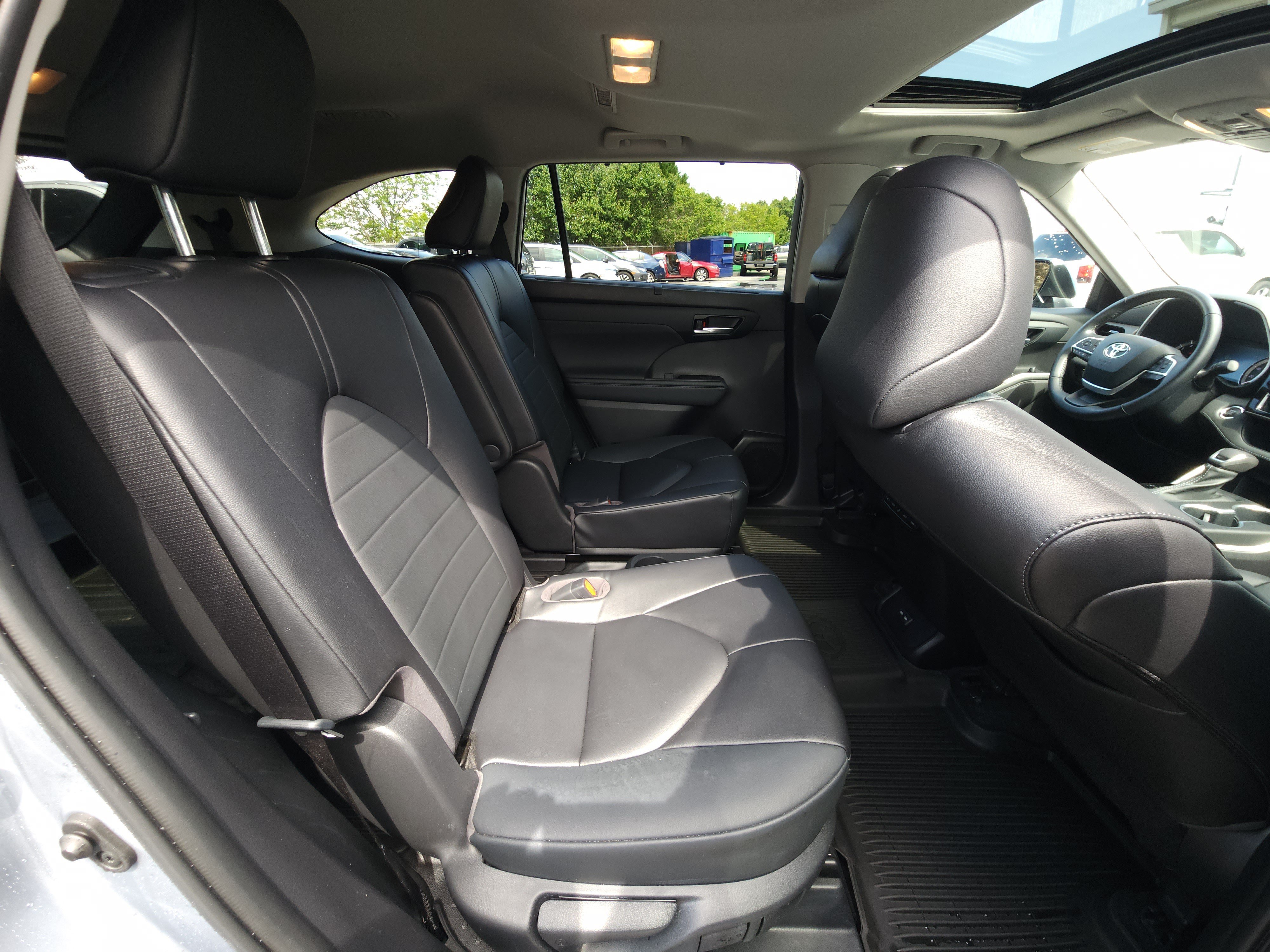 Used 2023 Toyota Highlander XLE FWD image 13