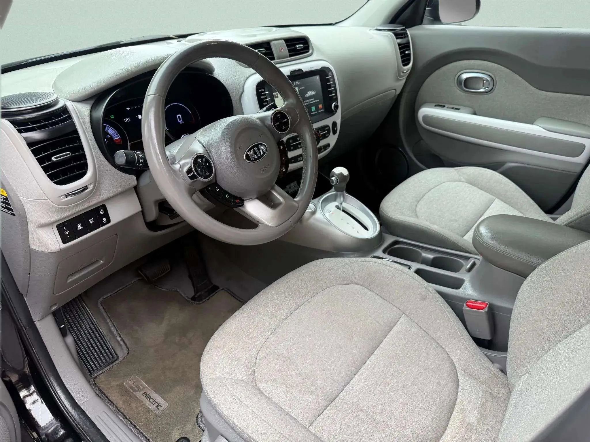 Used 2017 Kia Soul EV image 19