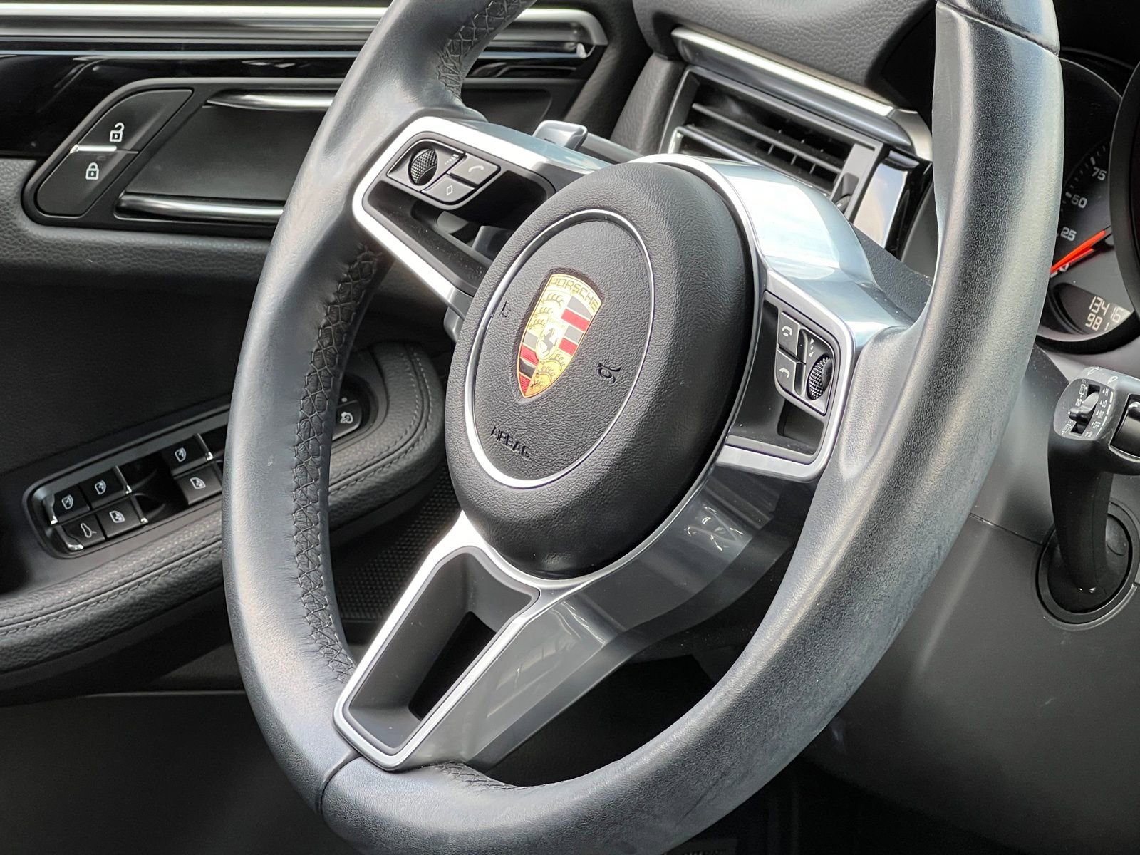 Certified 2020 Porsche Macan image 31