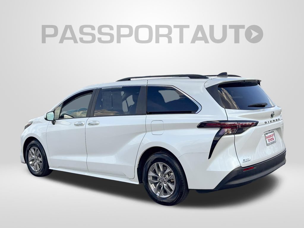 Used 2026 Toyota Sienna XLE FWD image 4