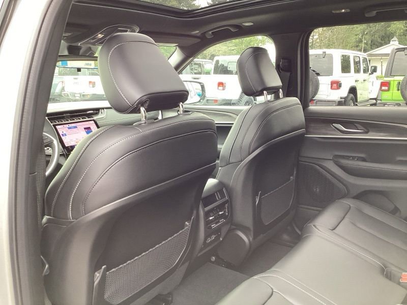 New 2025 Jeep Grand Cherokee Limited w/ Black Appearance Package image 23
