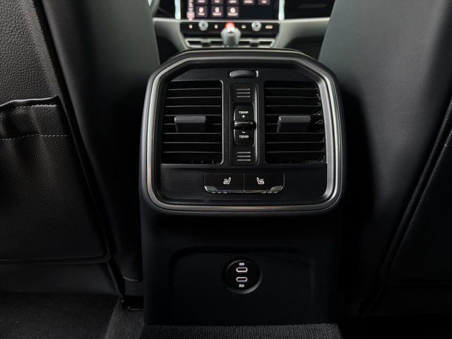 Used 2025 Porsche Macan image 24