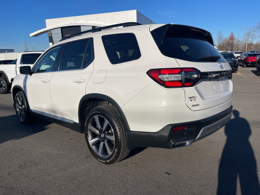 Used 2025 Honda Pilot Touring image 3
