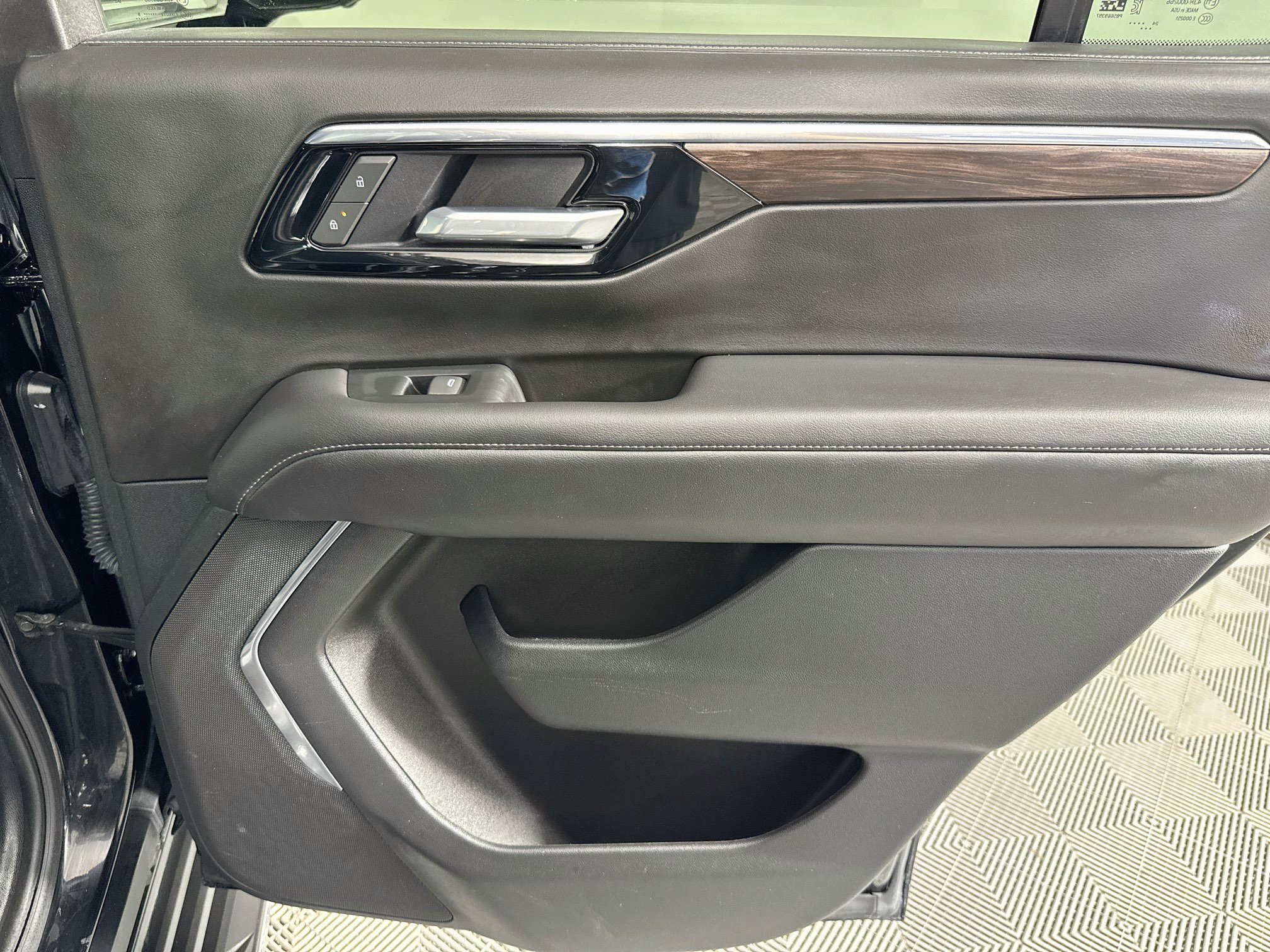 Used 2025 Chevrolet Tahoe LS RWD image 45