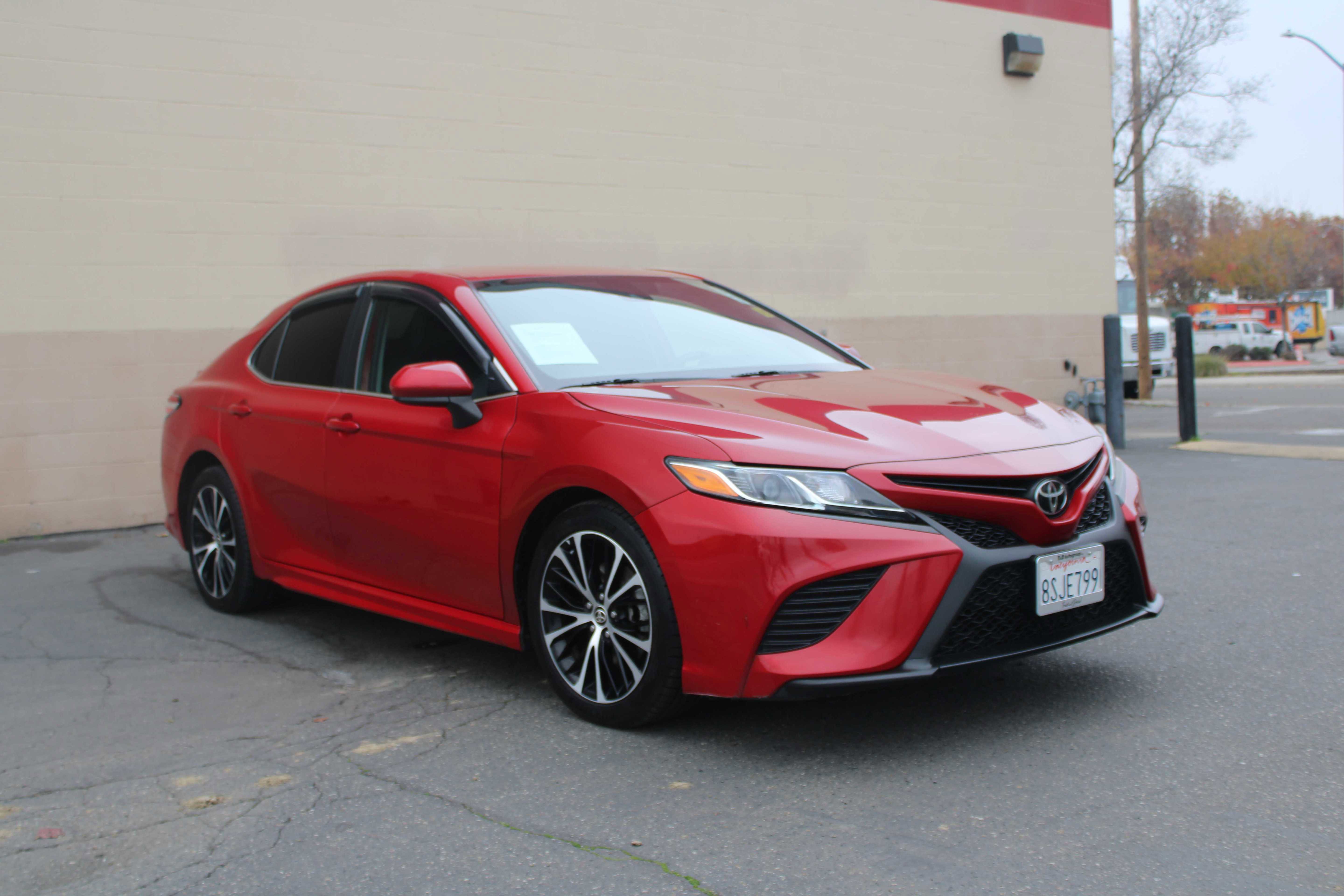 Used 2020 Toyota Camry SE image 2