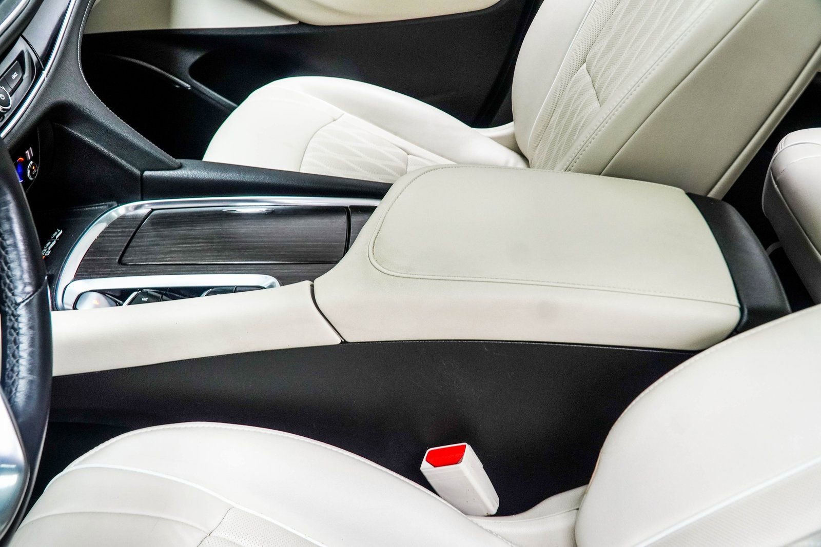 Used 2023 Buick Enclave Avenir image 18