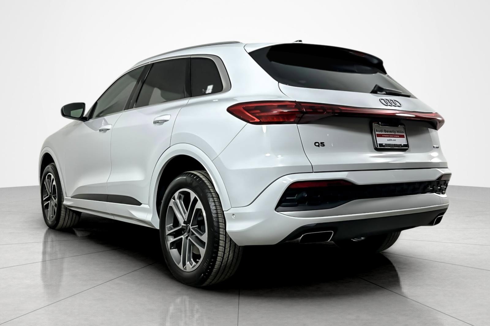 Used 2025 Audi Q5 Premium w/ Convenience Package AWD/4WD image 3