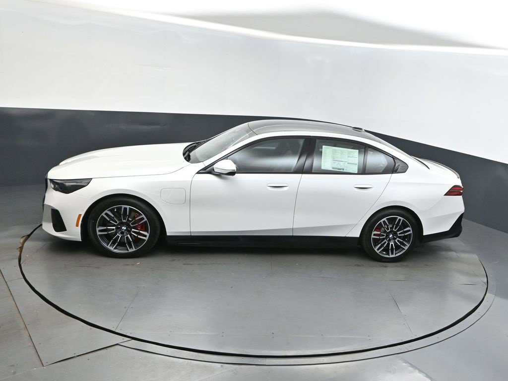 New 2026 BMW 550e xDrive w/ Premium Package image 34