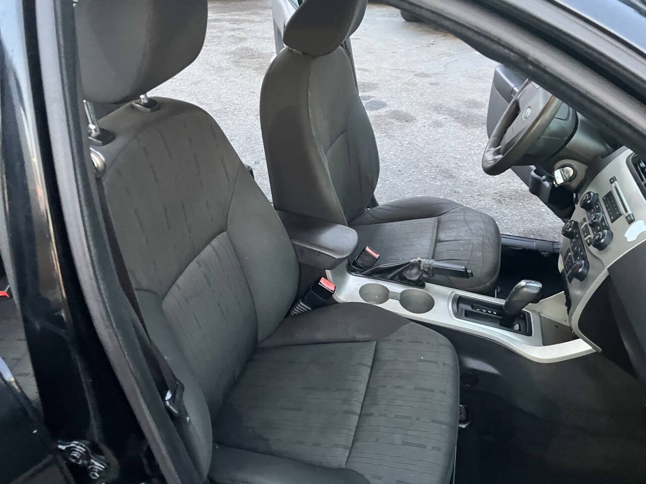 Used 2010 Ford Focus SE FWD image 32