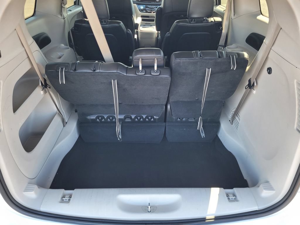 Used 2023 Chrysler Pacifica Touring-L FWD image 7