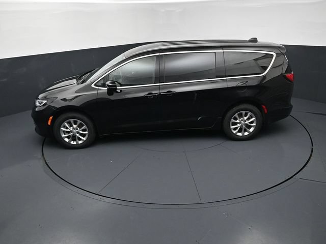 Certified 2025 Chrysler Pacifica Select AWD/4WD image 15