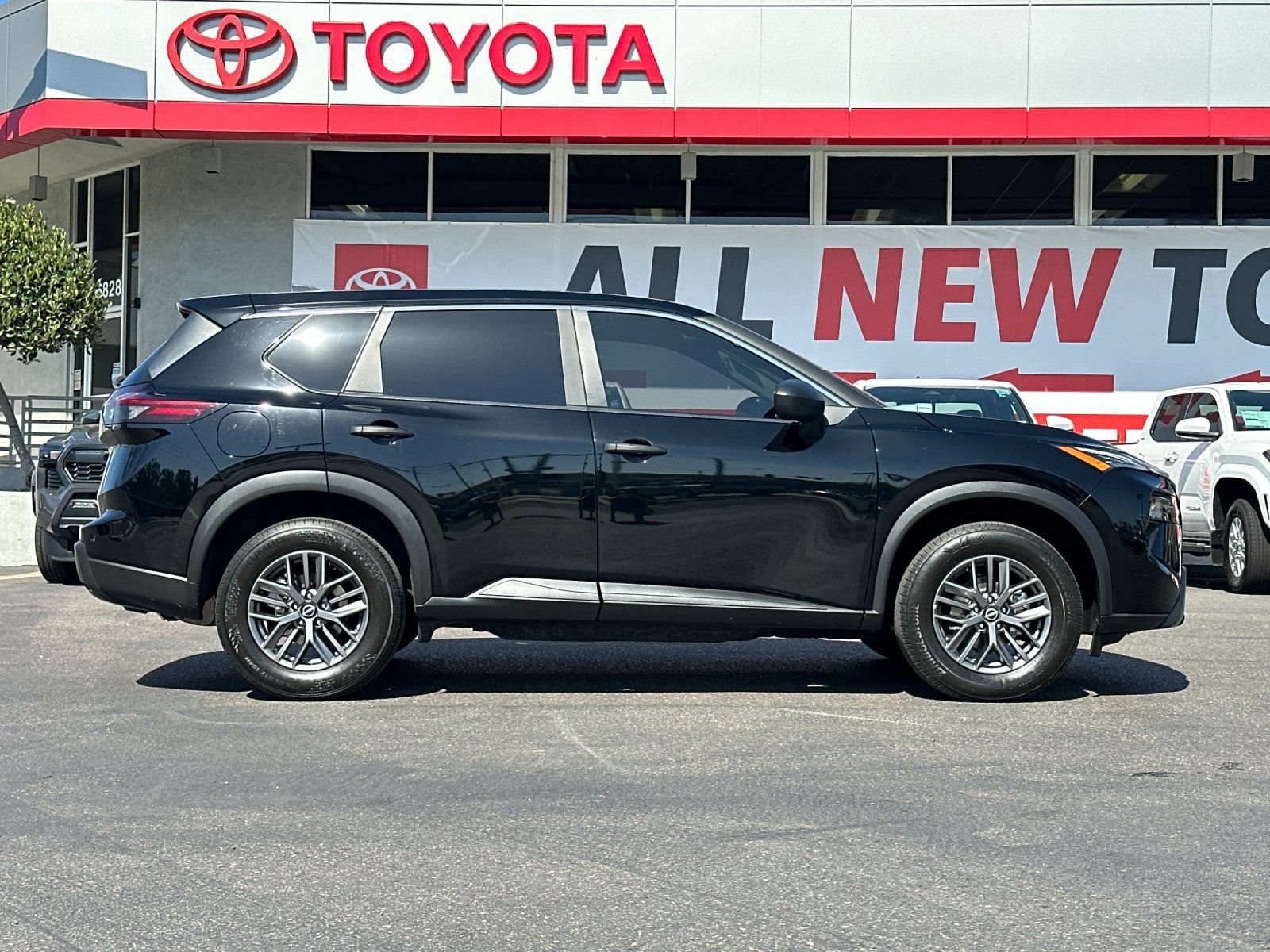 Used 2025 Nissan Rogue S FWD image 6