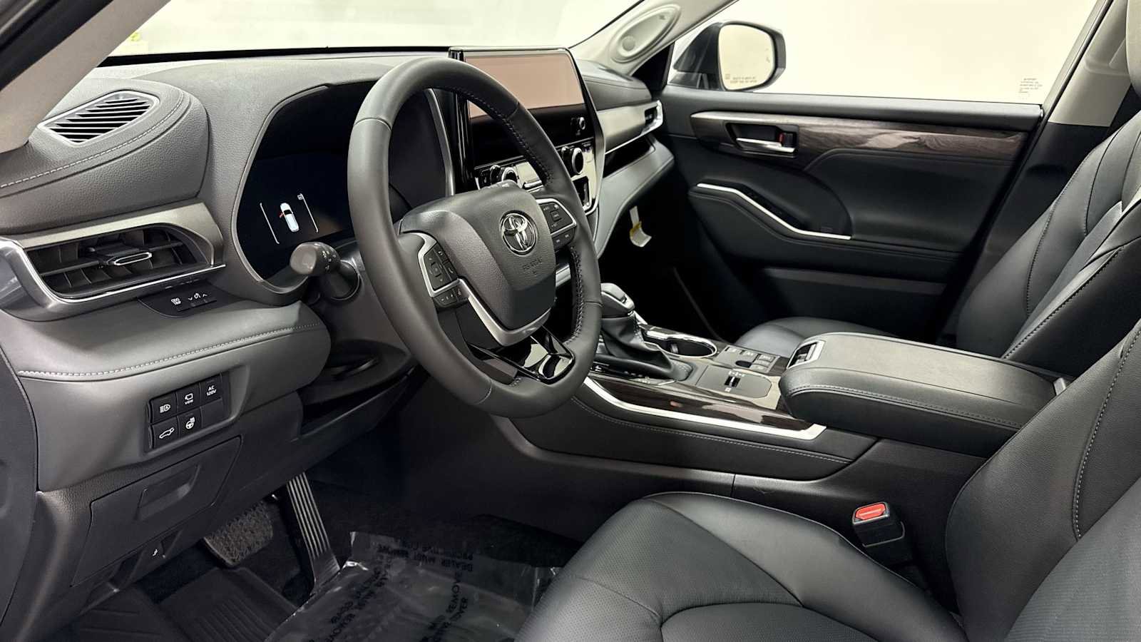 New 2025 Toyota Highlander Limited image 12