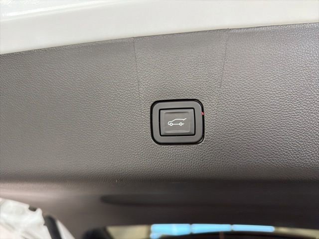 Used 2024 Chevrolet Traverse RS image 25