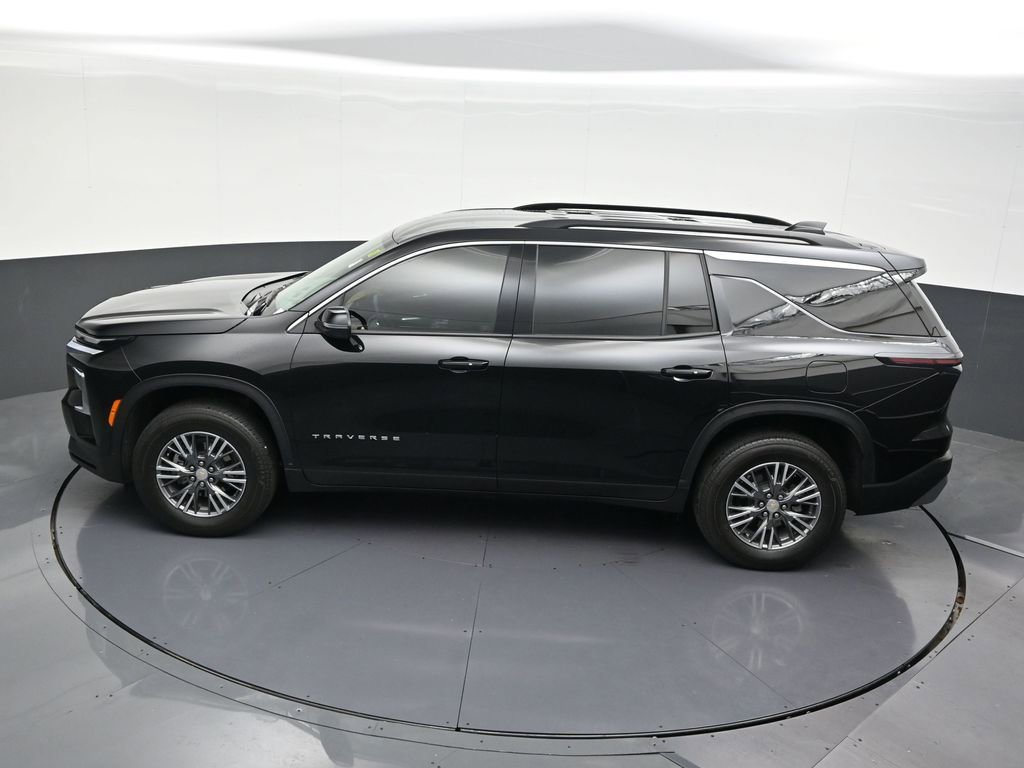 Used 2025 Chevrolet Traverse LT image 17