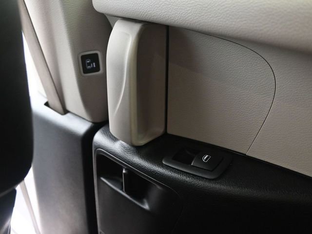 Used 2023 Chrysler Pacifica Touring-L image 32
