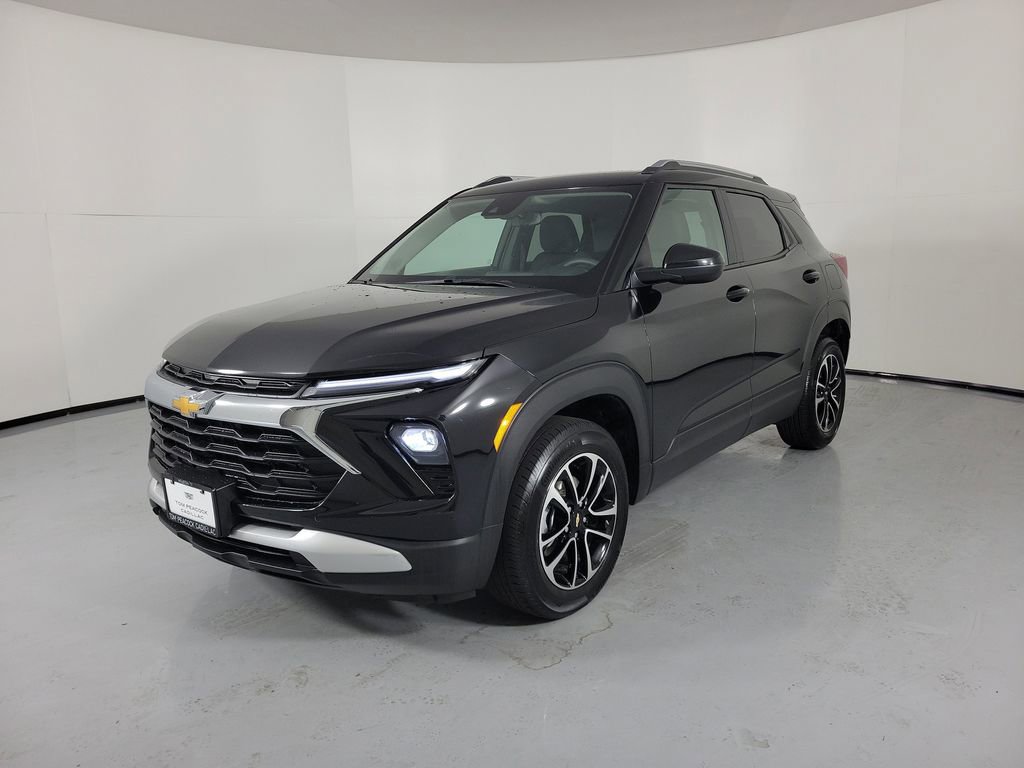 Used 2025 Chevrolet TrailBlazer LT image 2