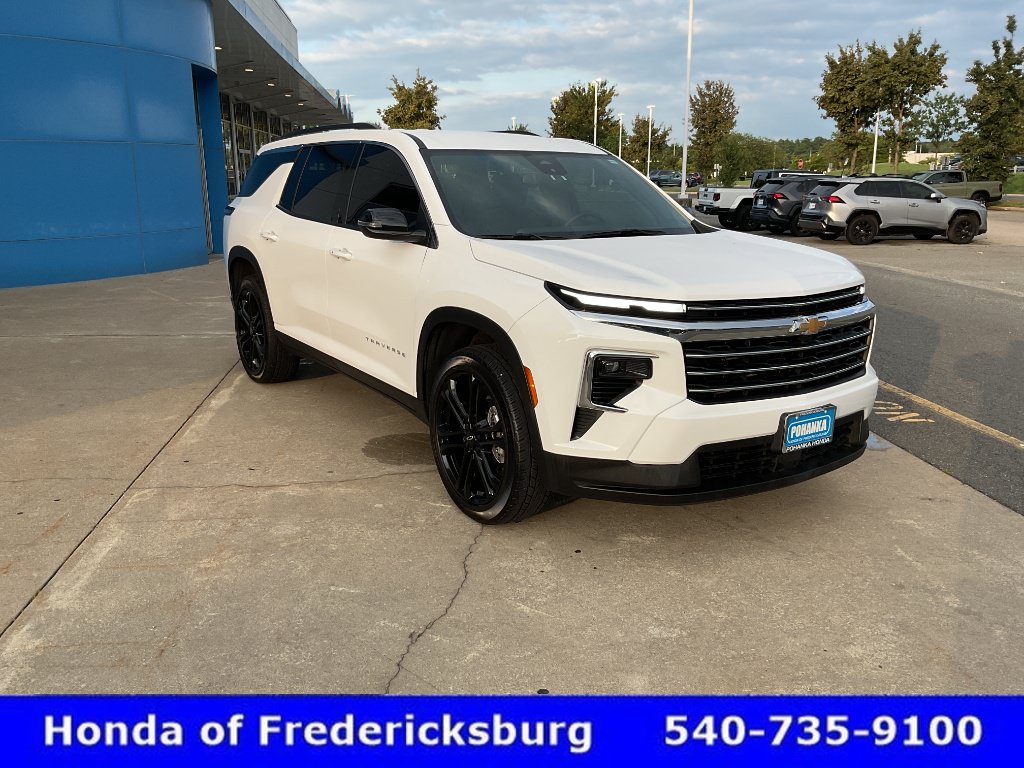 Used 2025 Chevrolet Traverse LT FWD image 8