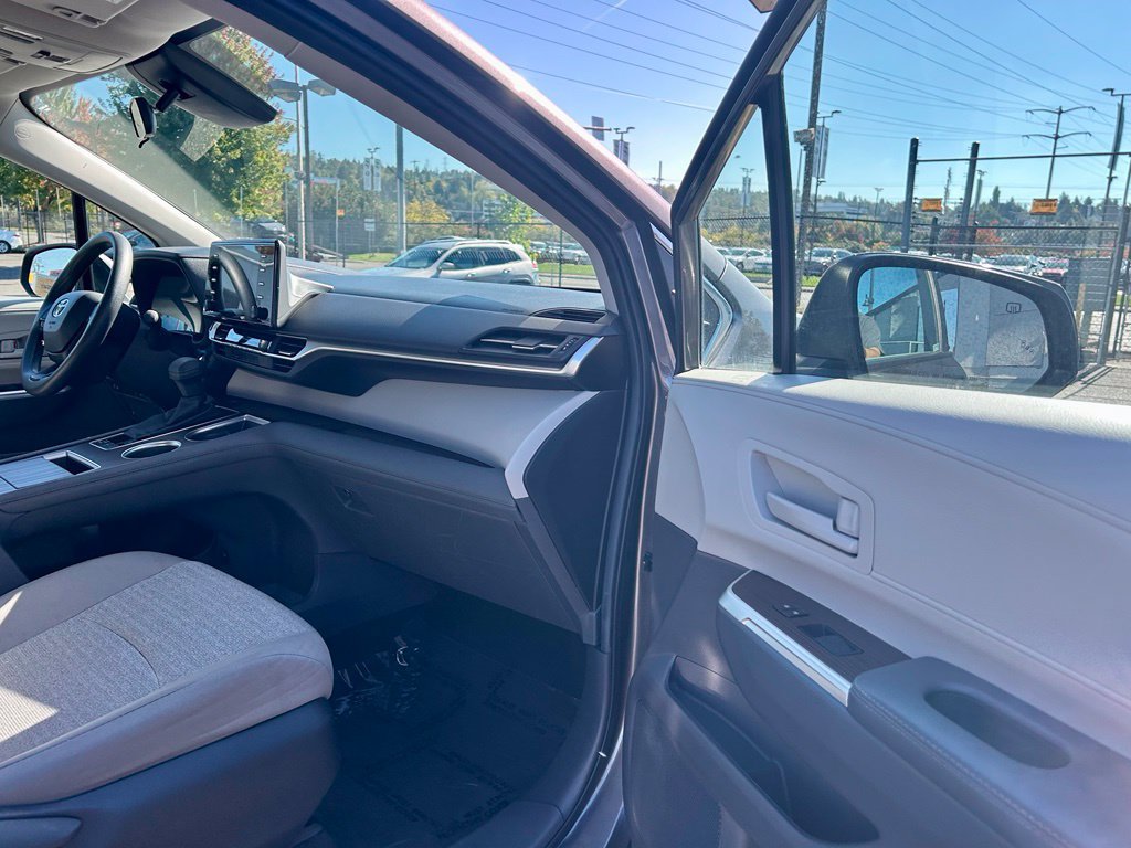 Certified 2024 Toyota Sienna LE AWD/4WD image 17