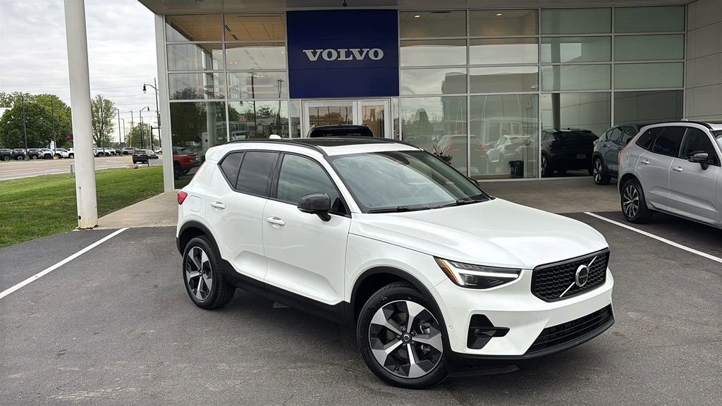 Certified 2026 Volvo XC40 B5 Plus AWD/4WD image 2
