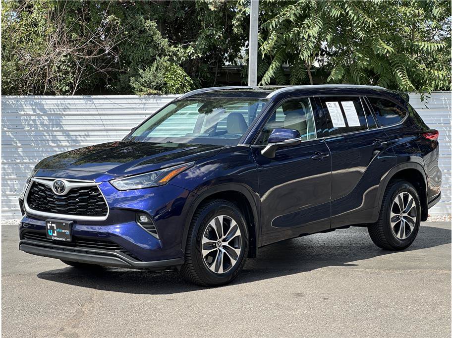 Used 2022 Toyota Highlander XLE AWD/4WD image 6