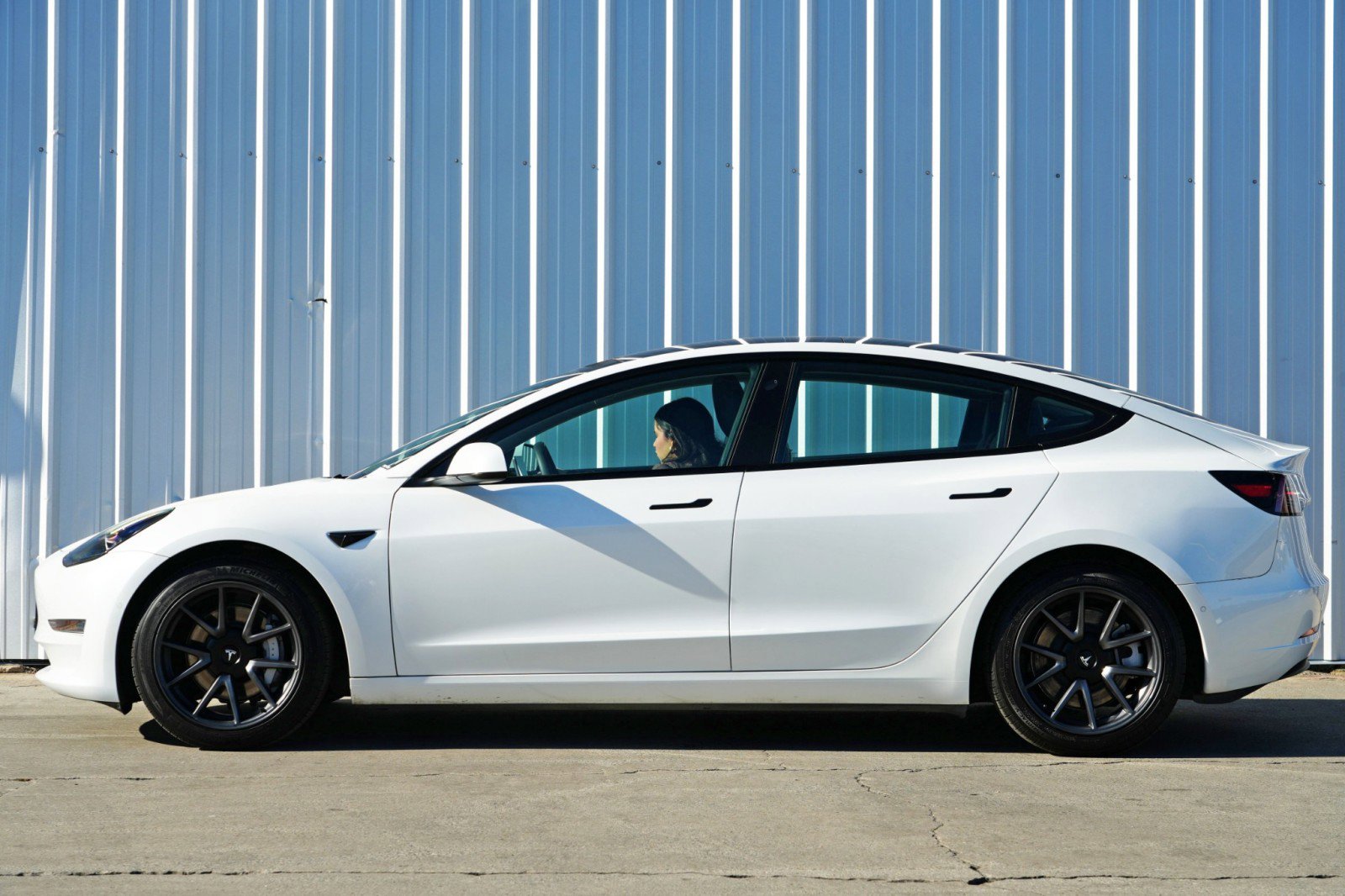 Used 2021 Tesla Model 3 Standard Range Plus image 9