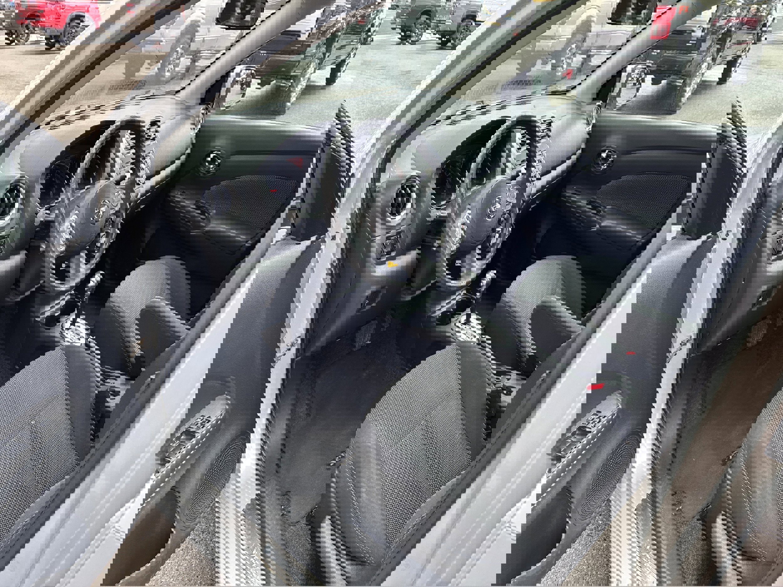 Used 2014 Nissan Versa SV w/ Convenience Package image 2