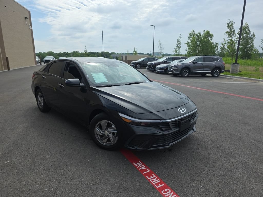 Used 2024 Hyundai Elantra SE FWD image 3