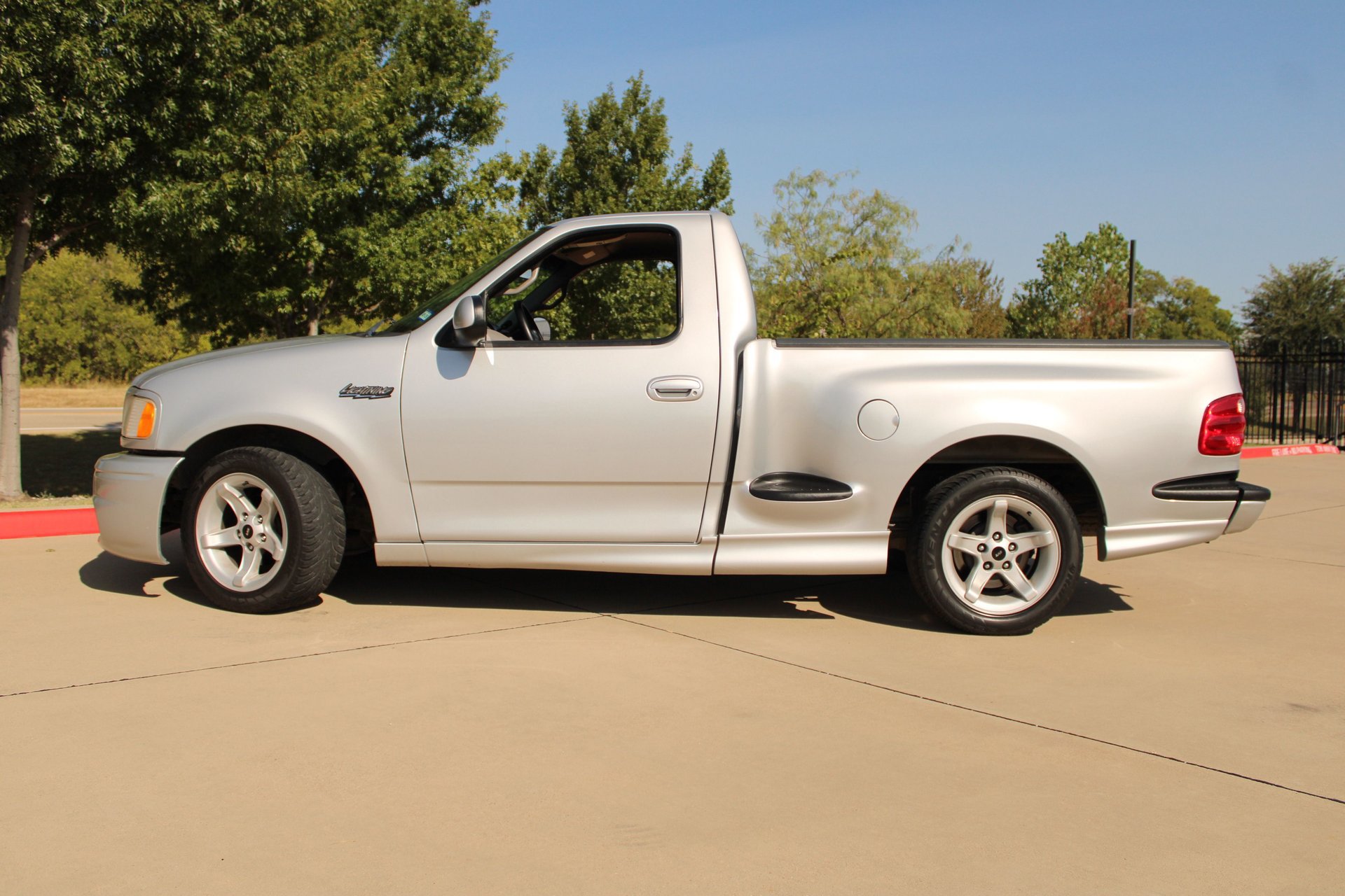 Used 2000 Ford F150 Lightning RWD image 6