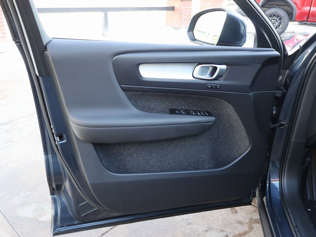 Used 2022 Volvo XC40 T5 Momentum image 25