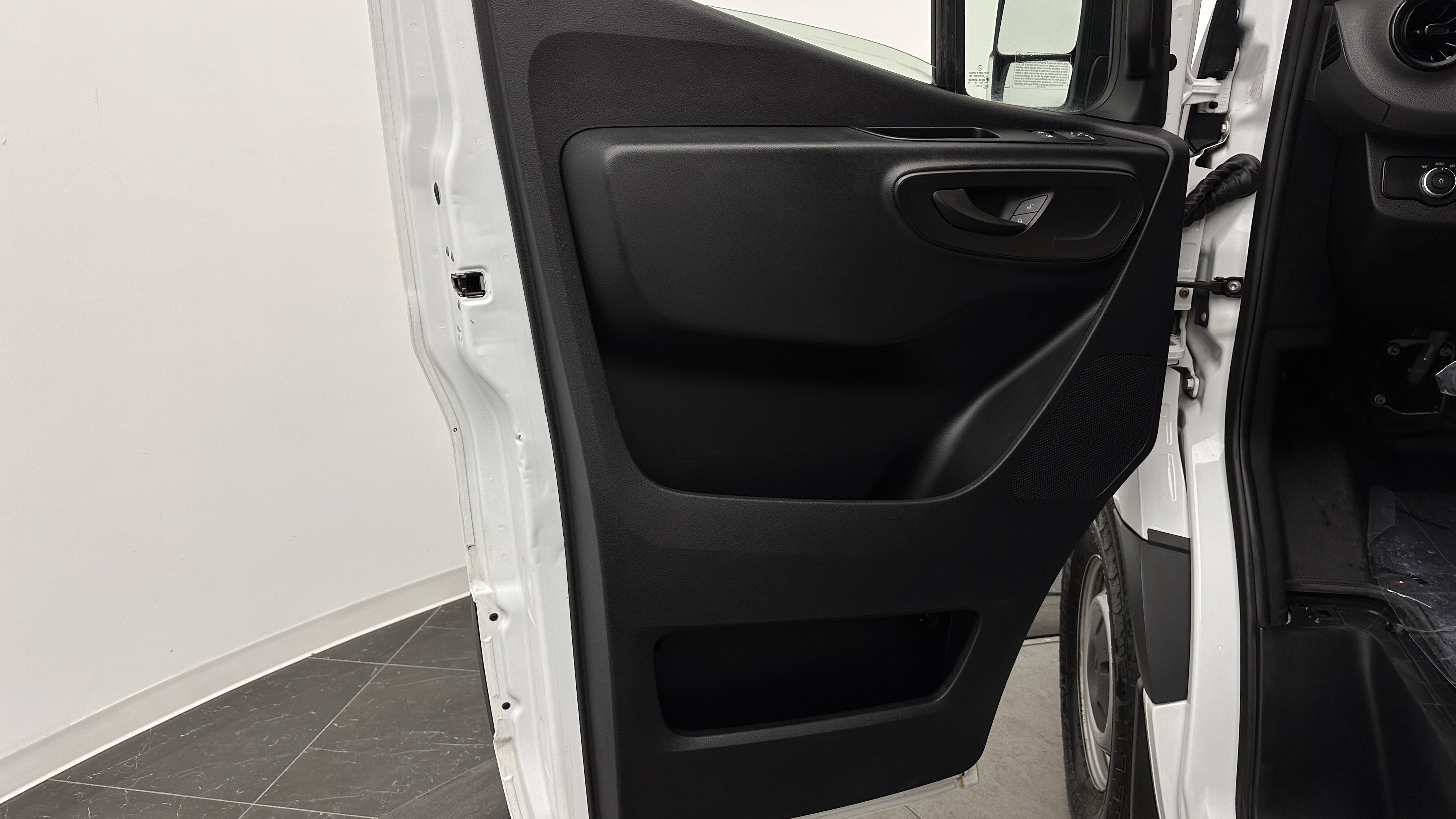 Used 2023 Mercedes-Benz Sprinter 2500 image 10