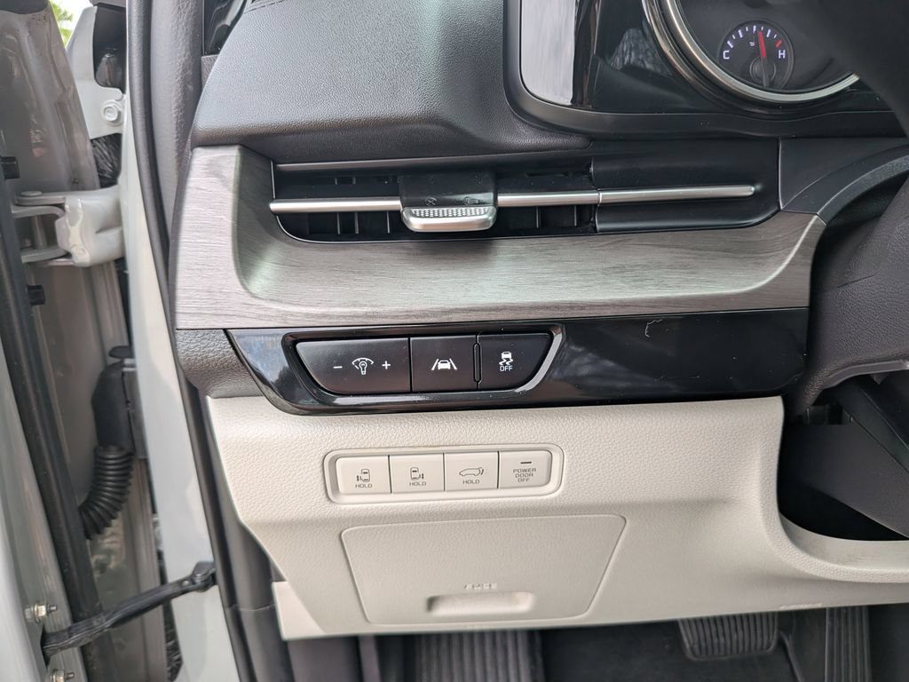 Used 2024 Kia Carnival EX FWD image 29