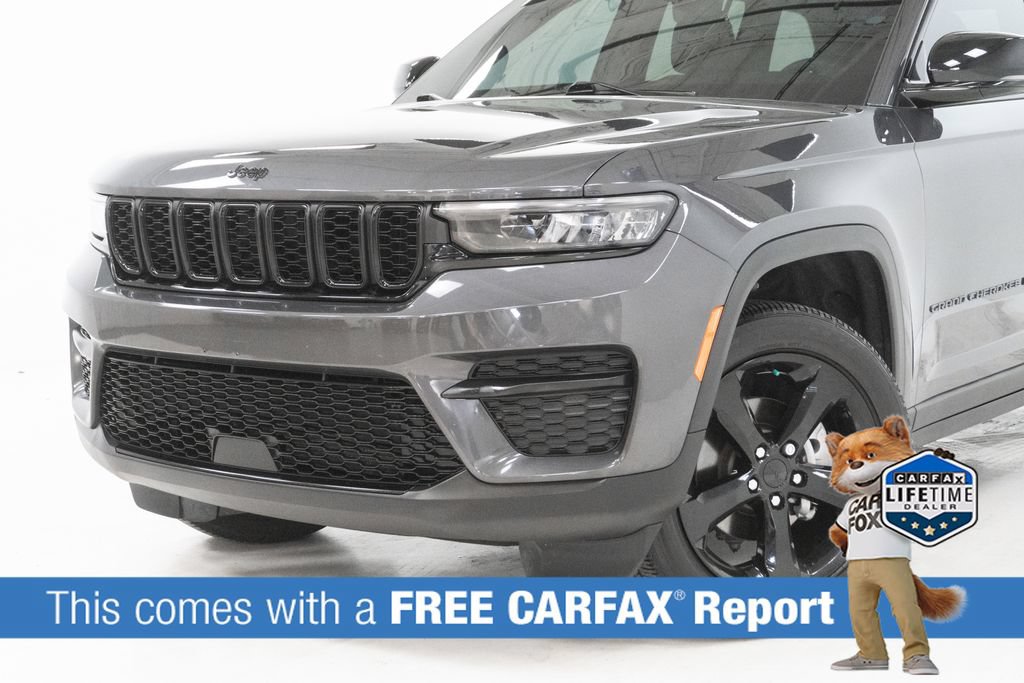 Used 2025 Jeep Grand Cherokee Altitude AWD/4WD image 2