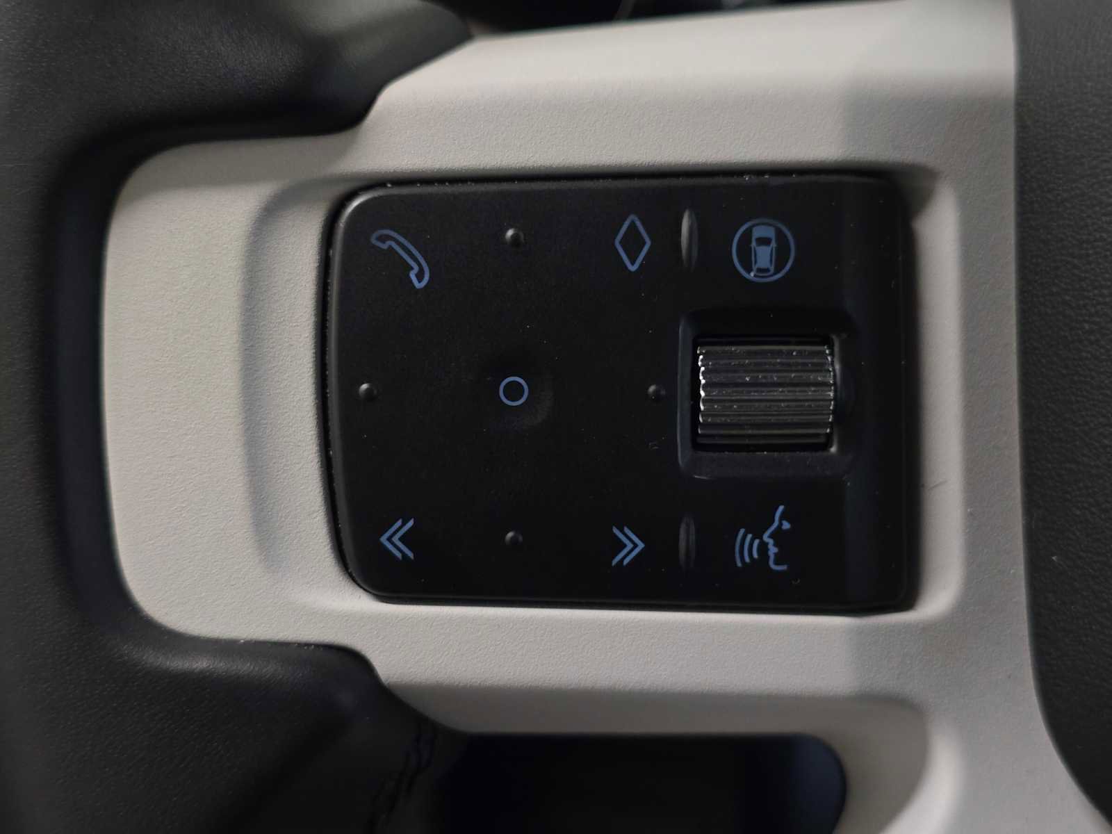 Used 2025 Land Rover Defender 90 X-Dynamic SE image 27