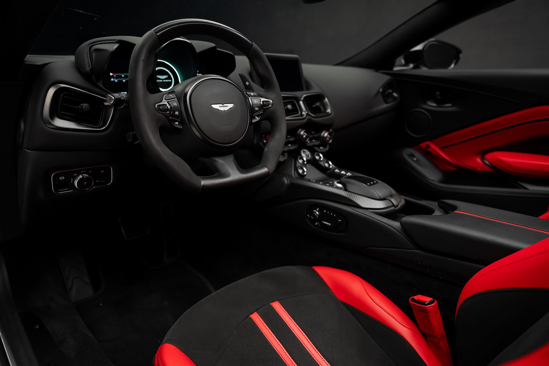 Used 2023 Aston Martin V8 Vantage Roadster RWD image 2