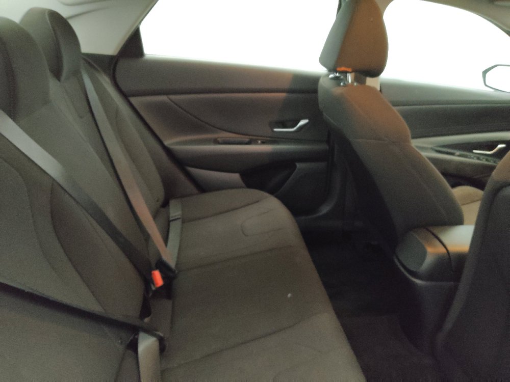 Used 2021 Hyundai Elantra SE FWD image 19