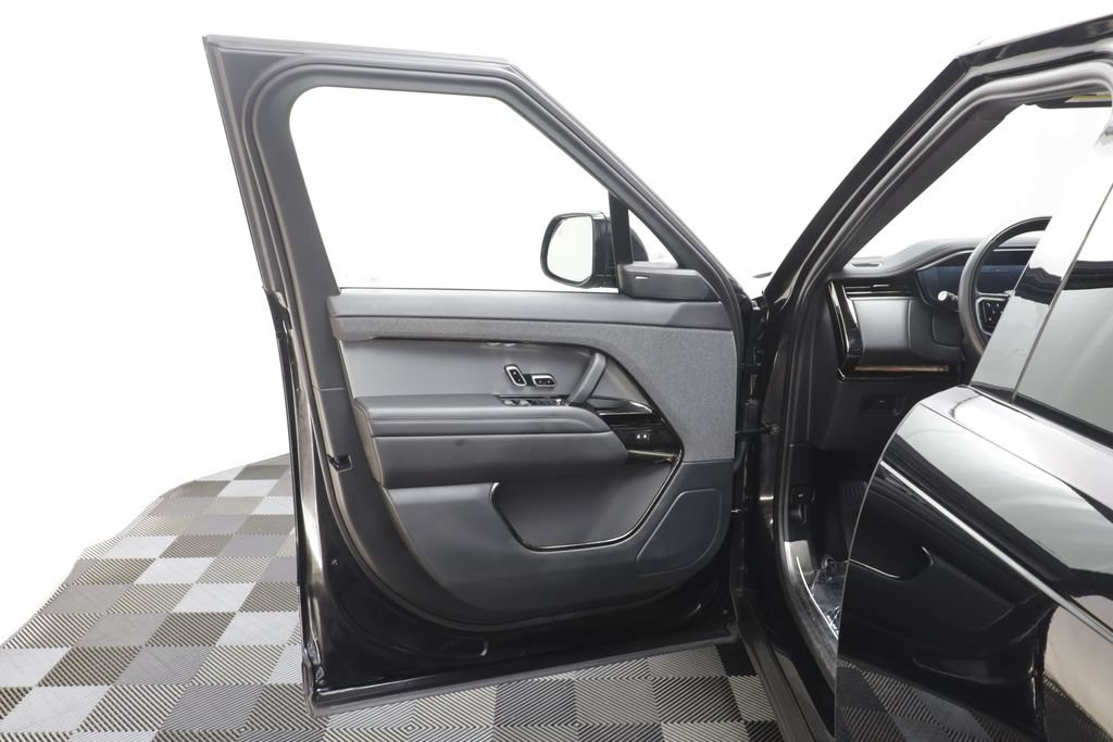 Used 2025 Land Rover Range Rover Sport SE AWD/4WD image 5