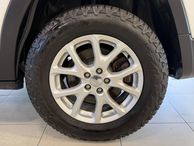Used 2015 Jeep Cherokee Latitude w/ Comfort/Convenience Group AWD/4WD image 40