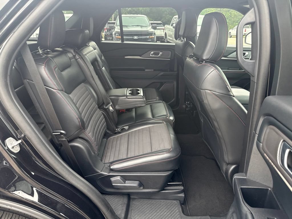 Used 2025 Ford Explorer ST-Line w/ ST-Line Street Pack AWD/4WD image 11