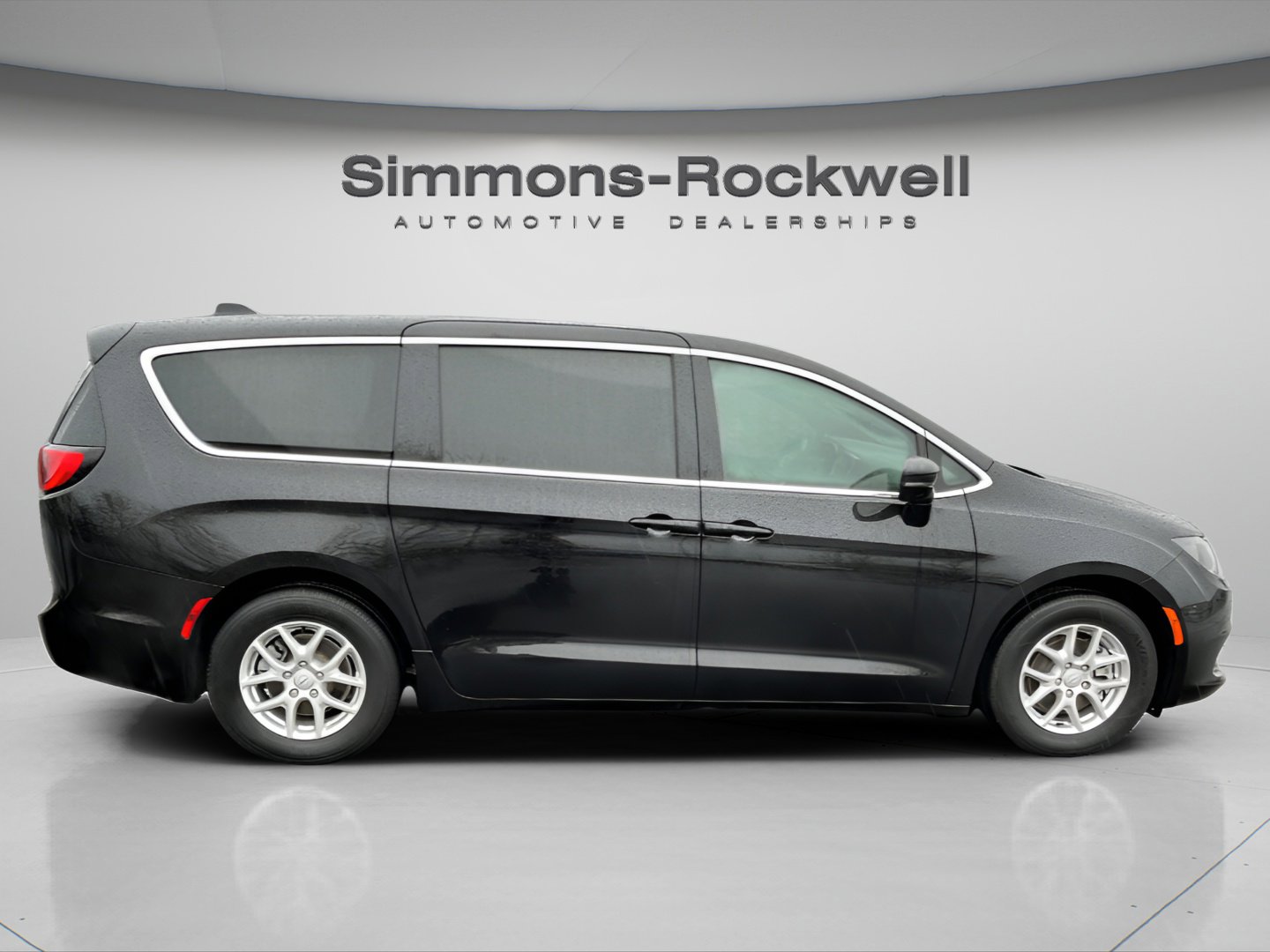 Used 2025 Chrysler Voyager LX image 8