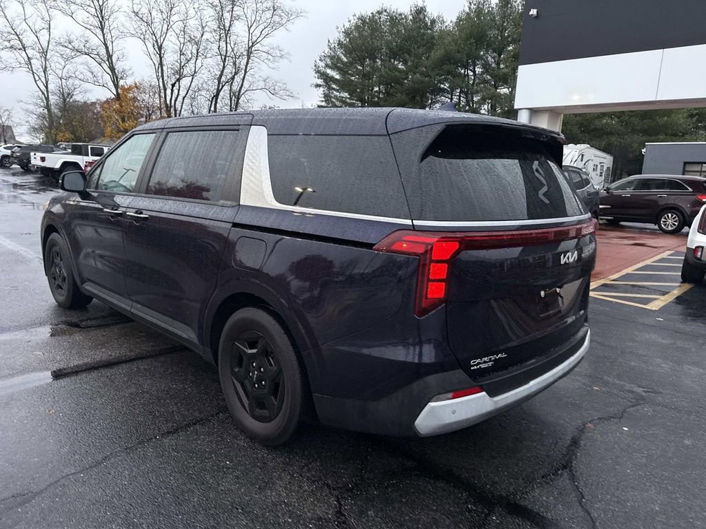 Used 2025 Kia Carnival image 3