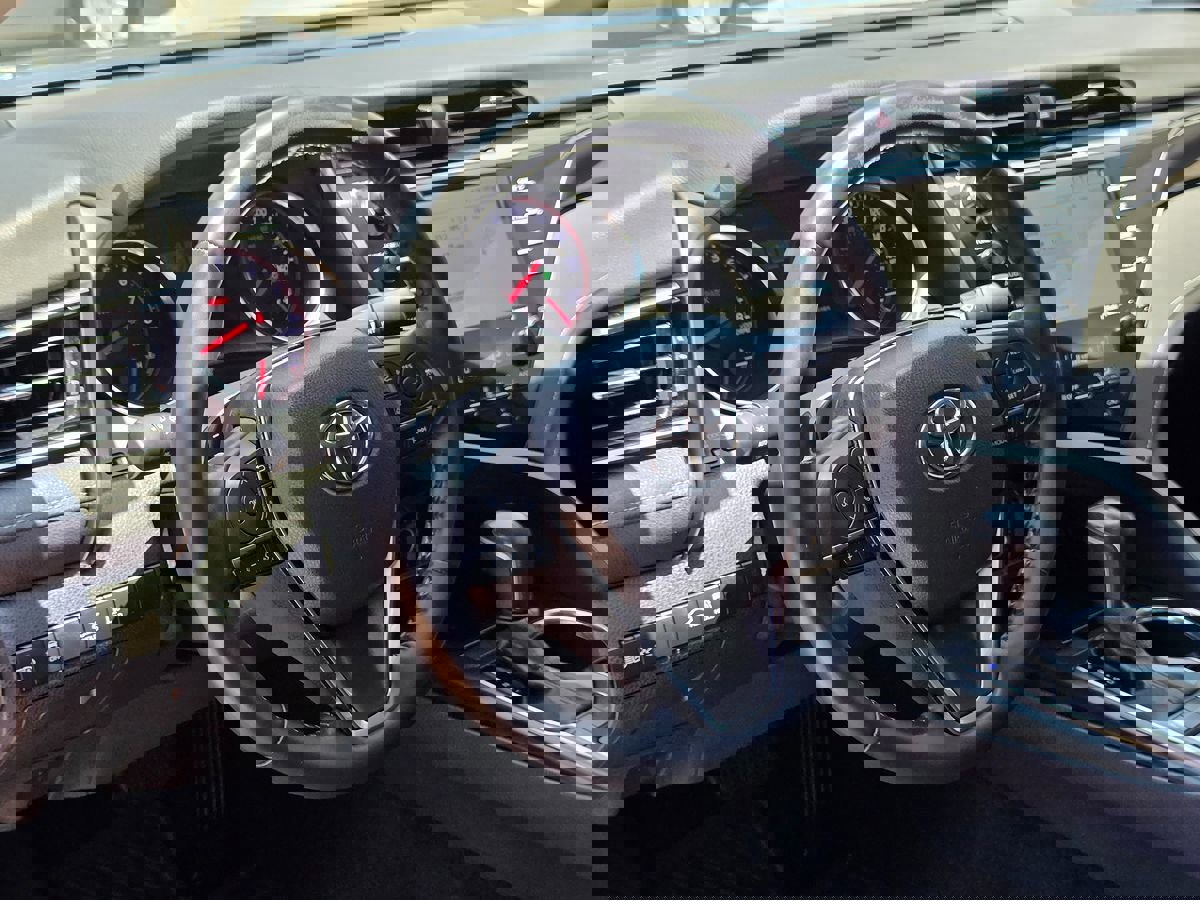 Used 2020 Toyota Camry XSE image 18