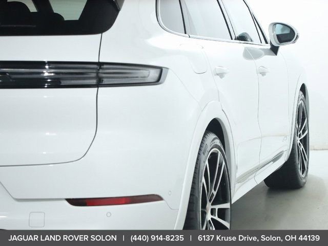 Used 2025 Porsche Cayenne GTS AWD/4WD image 8