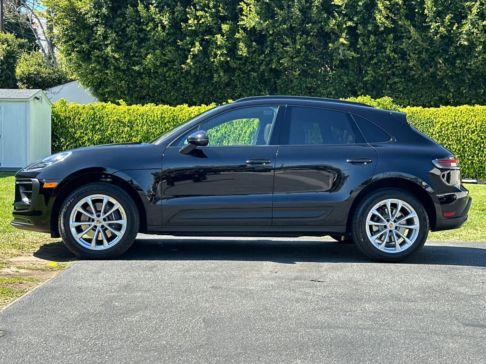 Certified 2025 Porsche Macan AWD/4WD image 2