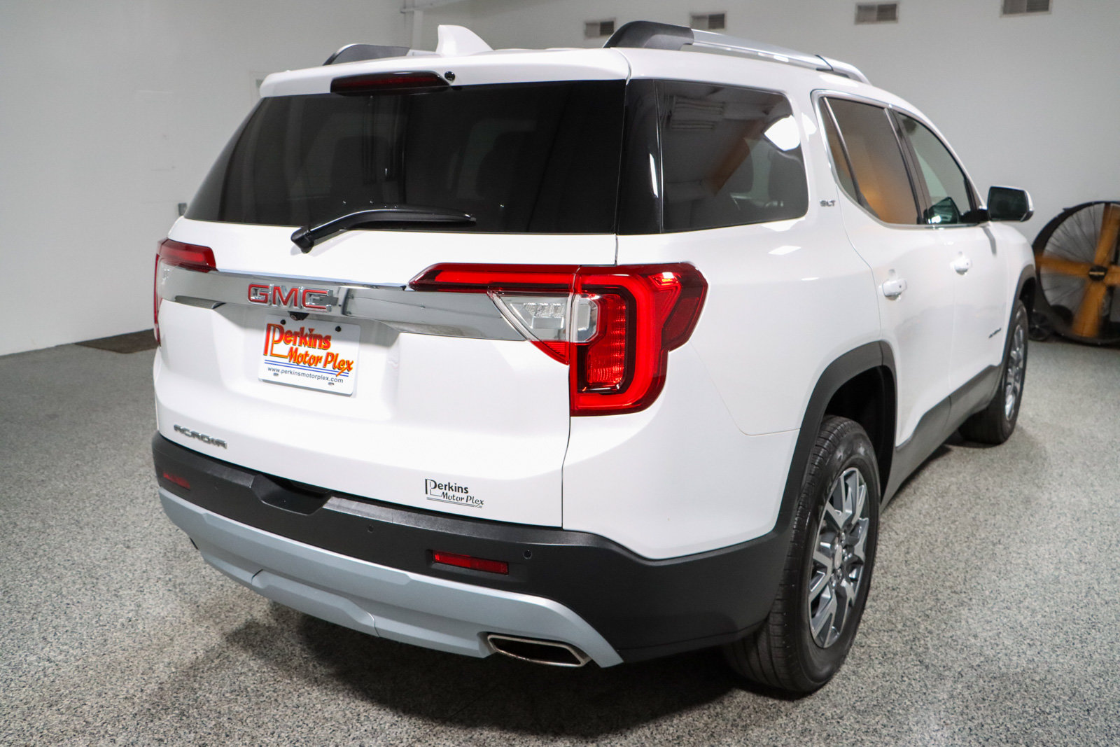 Used 2023 GMC Acadia SLT FWD image 7