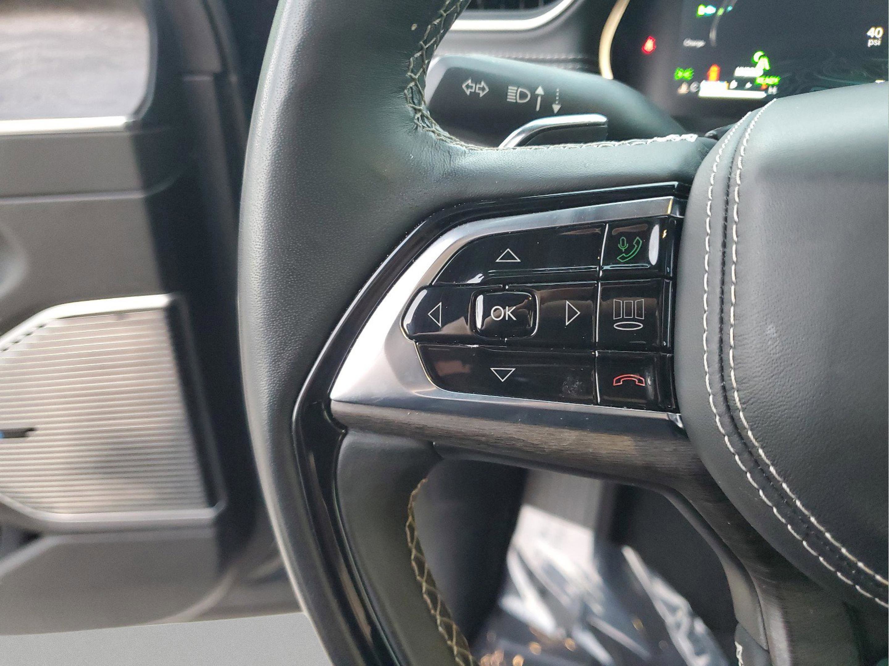 Used 2024 Jeep Grand Cherokee Overland w/ Advanced Protech Group III image 27