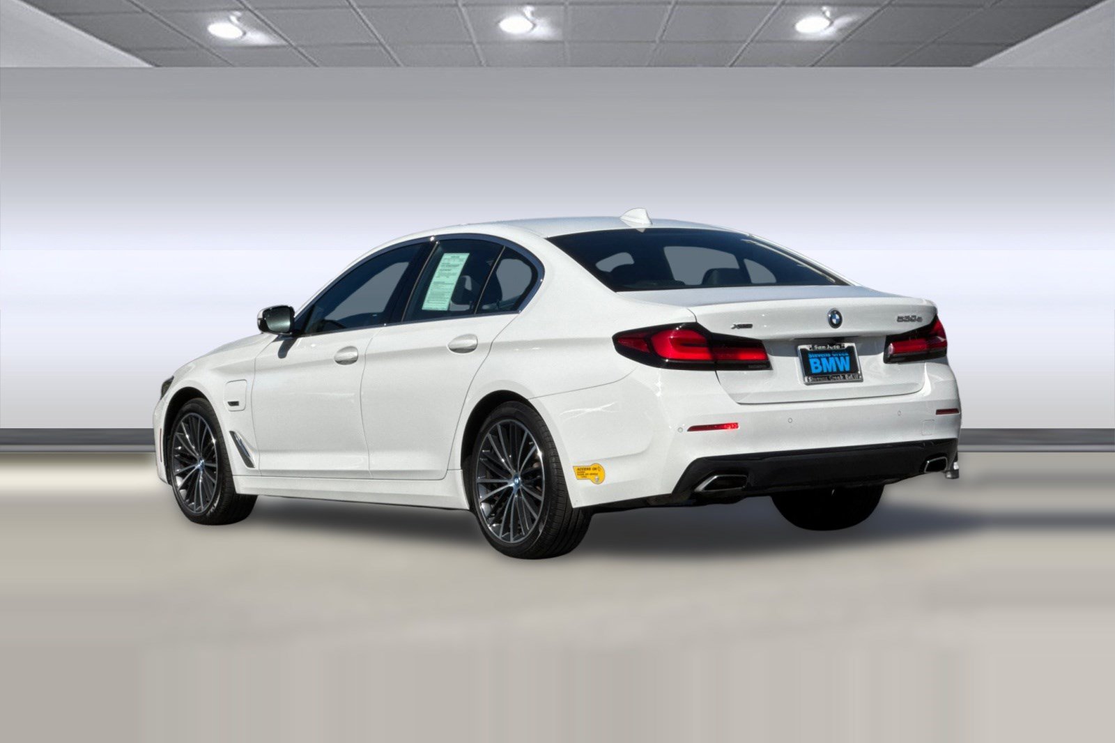 Used 2022 BMW 530e xDrive w/ Convenience Package AWD/4WD image 3